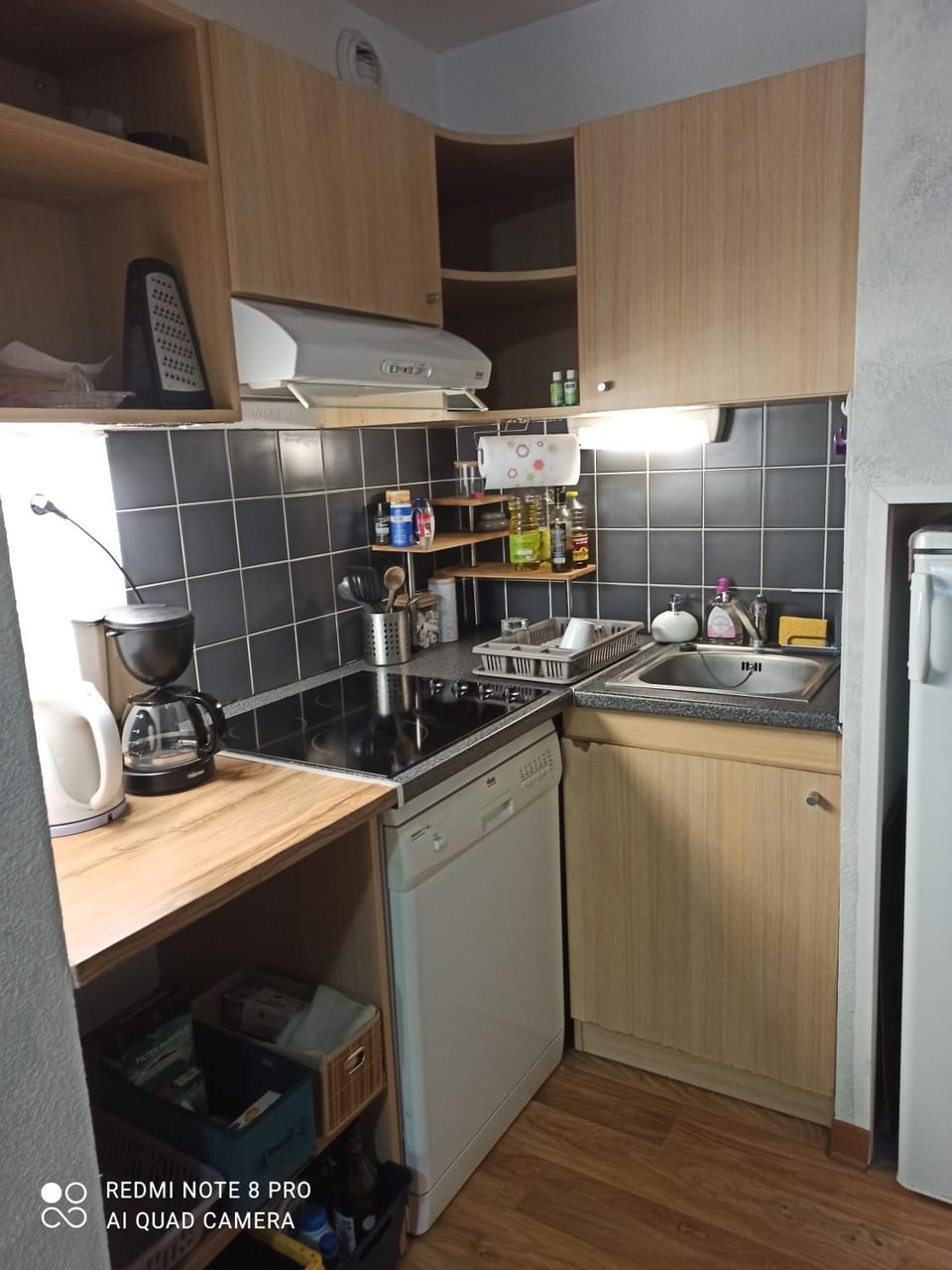 Coffee/tea facilities, Kitchen or kitchenette, dishwasher, stove