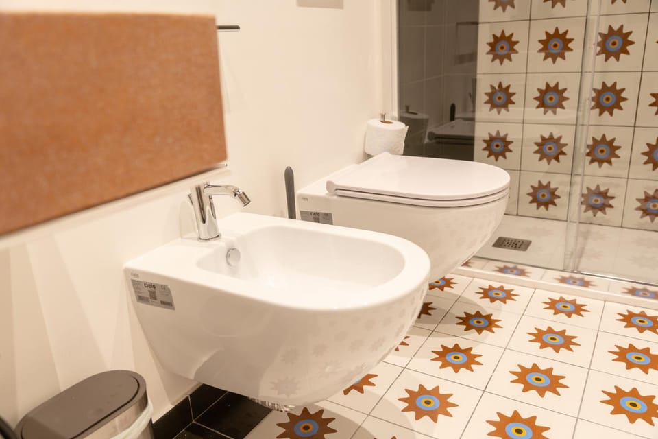 Toilet, bidet