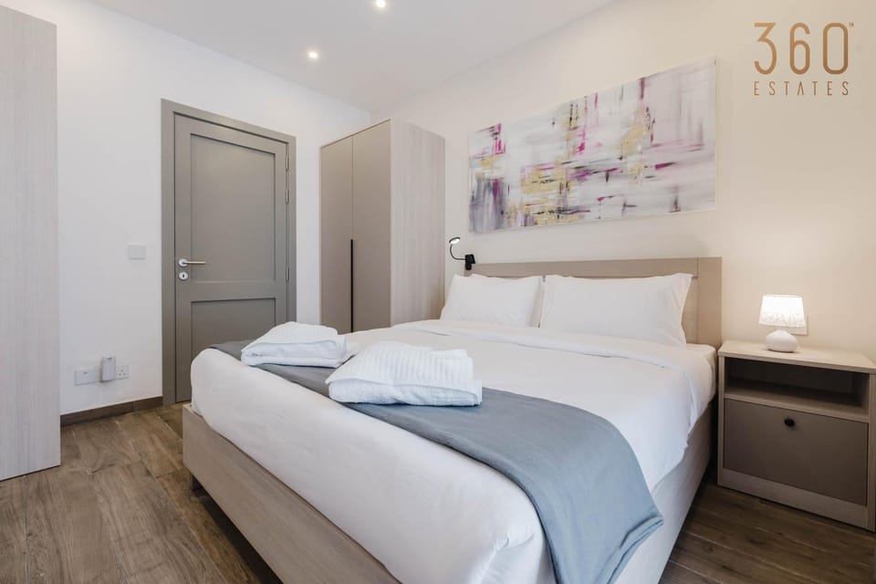 Bed, Photo of the whole room, Bedroom, towels, wardrobe