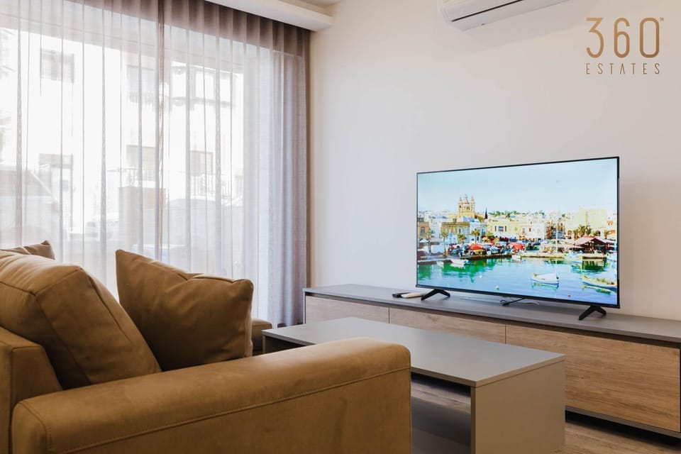 Communal lounge/ TV room, TV and multimedia, Living room, Seating area, Evening entertainment