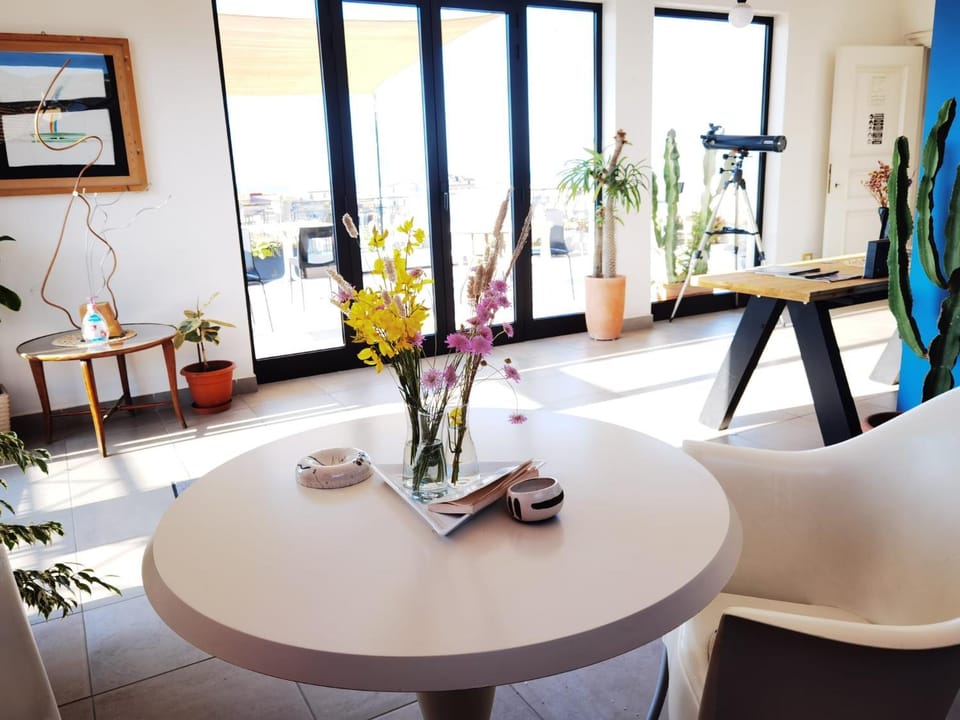 Breakfast, Internal: Not applicable to any particular room