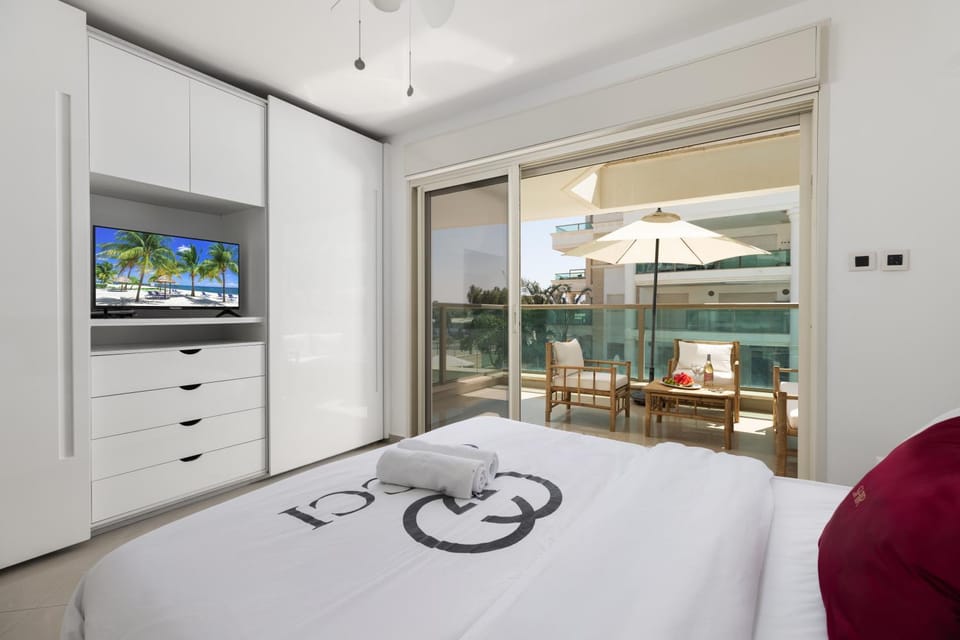 Bed, TV and multimedia, Bedroom, wardrobe