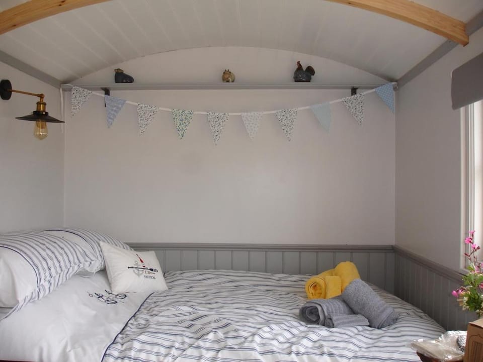 Apple Tree Shepherd's Huts - Blackberry Hut Apartment in England