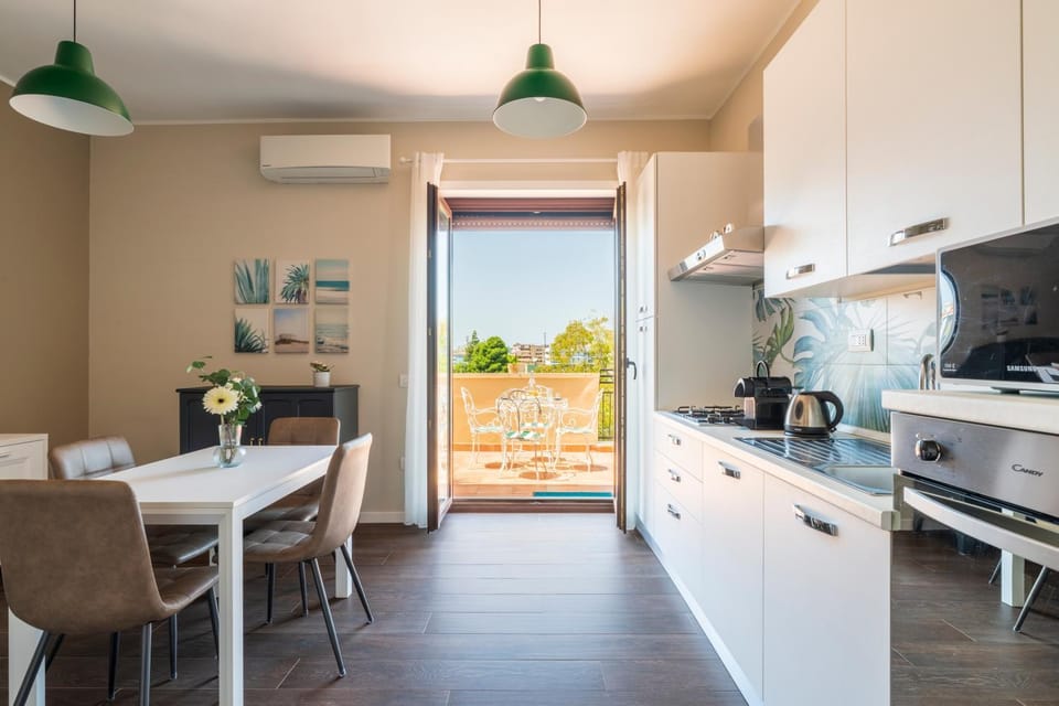 Balcony/Terrace, Kitchen or kitchenette, Dining area, oven, kitchen, air conditioner