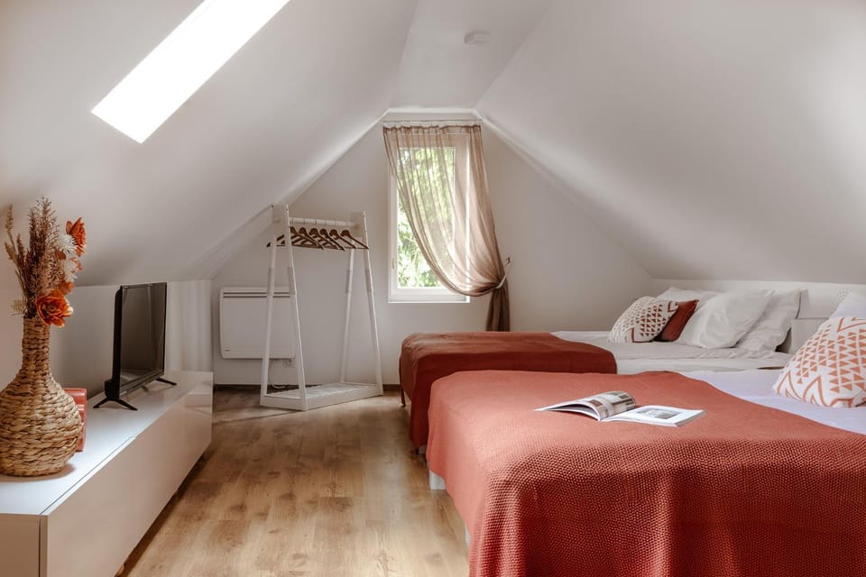 Bed, TV and multimedia, Photo of the whole room, Bedroom