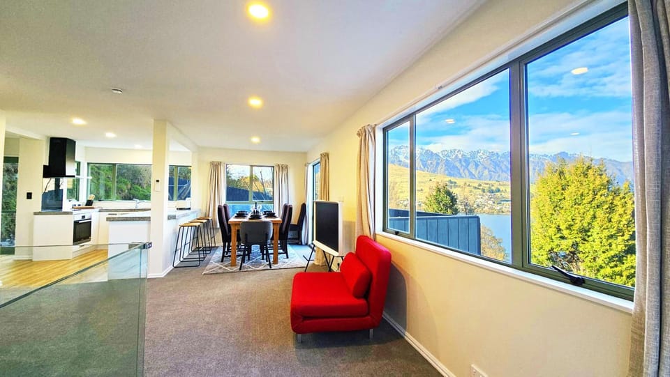 Panoramic, 180 Degree Lake and Mountain Views from Every Room! Central Queenstown House in Queenstown