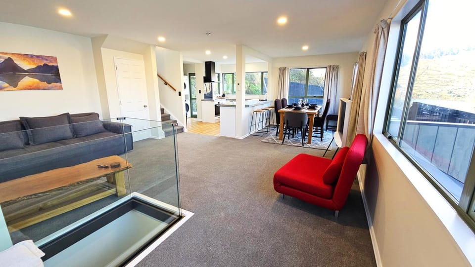 Panoramic, 180 Degree Lake and Mountain Views from Every Room! Central Queenstown House in Queenstown