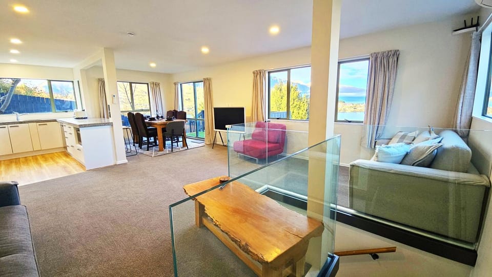 Panoramic, 180 Degree Lake and Mountain Views from Every Room! Central Queenstown House in Queenstown