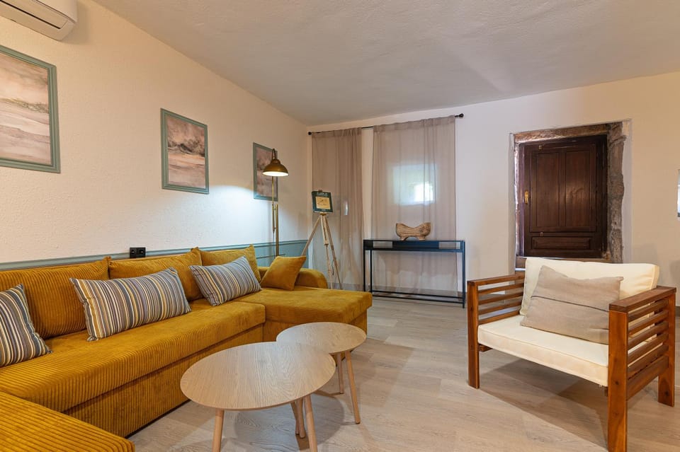 Living room, Seating area, air conditioner