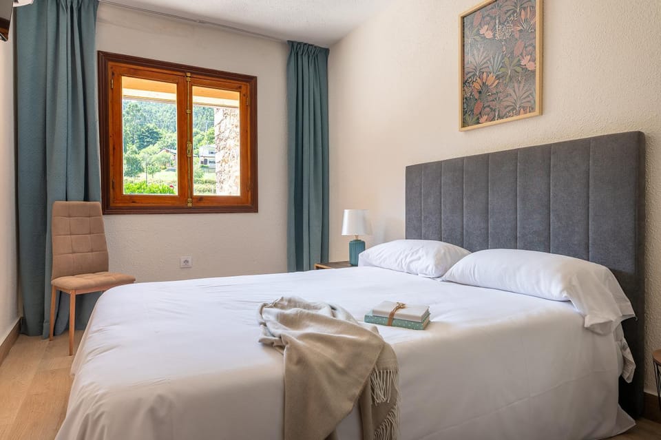 Bed, Photo of the whole room, Bedroom