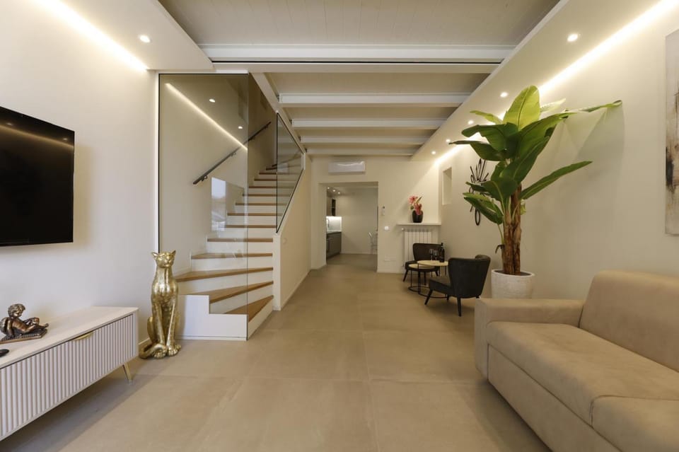 Communal lounge/ TV room, TV and multimedia, Living room, Seating area, air conditioner