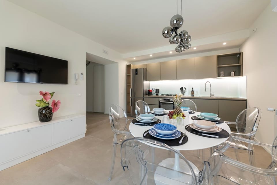 TV and multimedia, Kitchen or kitchenette, Kitchen or kitchenette, Living room, Dining area, minibar, air conditioner