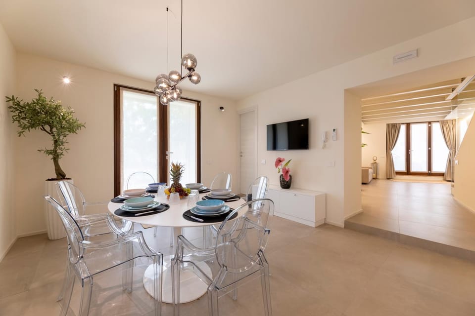 Communal lounge/ TV room, TV and multimedia, Living room, Seating area, Dining area, Evening entertainment, air conditioner