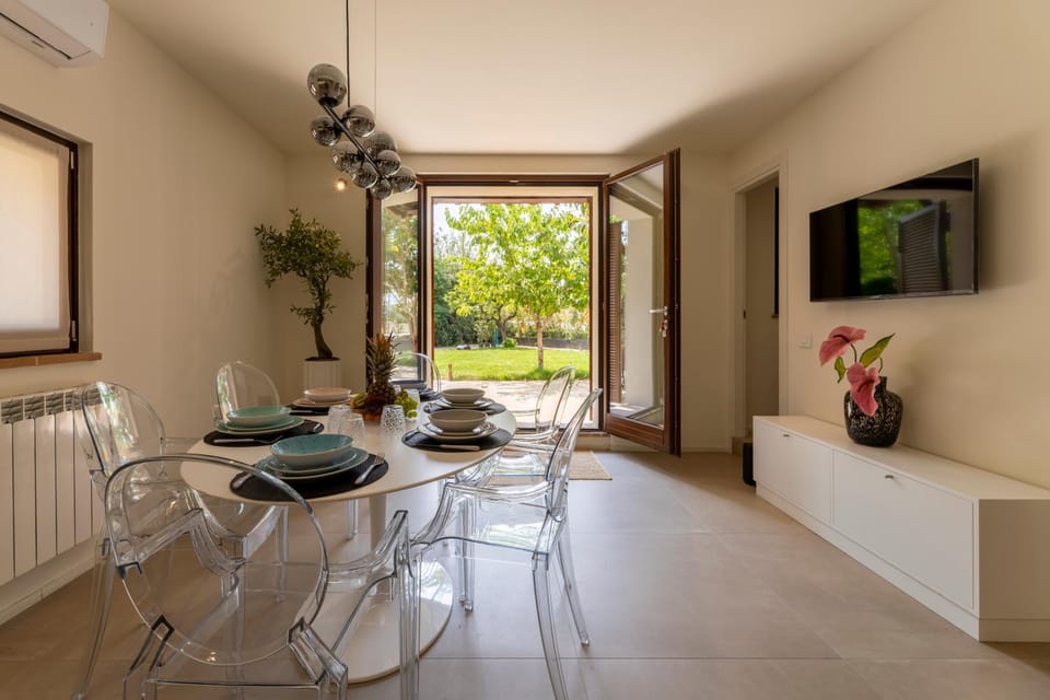 Communal lounge/ TV room, TV and multimedia, Seating area, Dining area, Evening entertainment, air conditioner