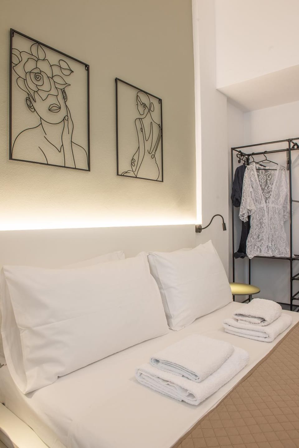 Bed, Photo of the whole room, Bedroom, towels
