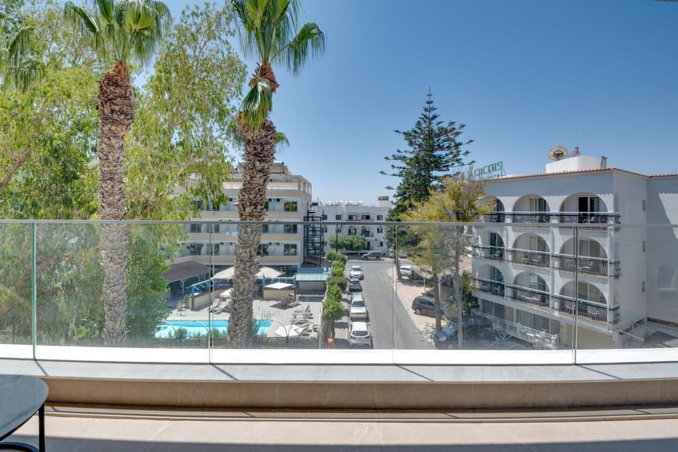 Oniro Suites Makenzy Apartment in Larnaca