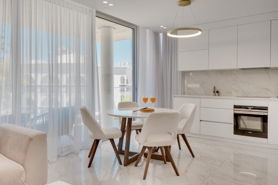 Oniro Suites Makenzy Apartment in Larnaca