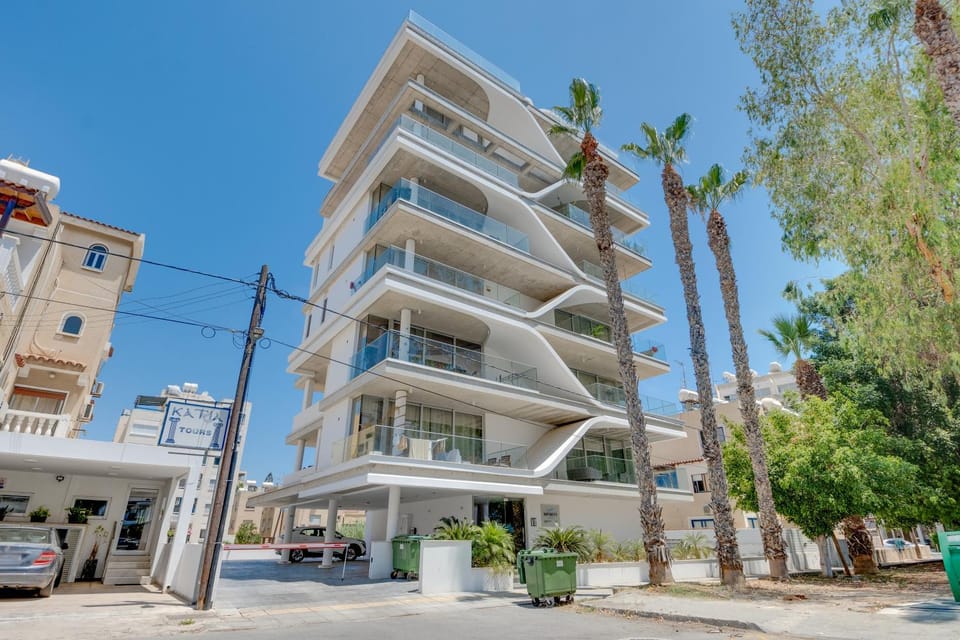 Property building, Neighbourhood, City view, Street view, Location, Parking