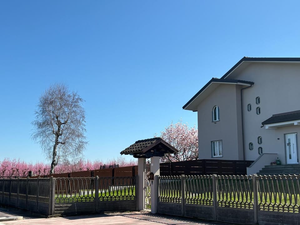 Tramonto sul Viso "Dormire ai piedi del Monviso vicino a Saluzzo" Bed and Breakfast in Liguria