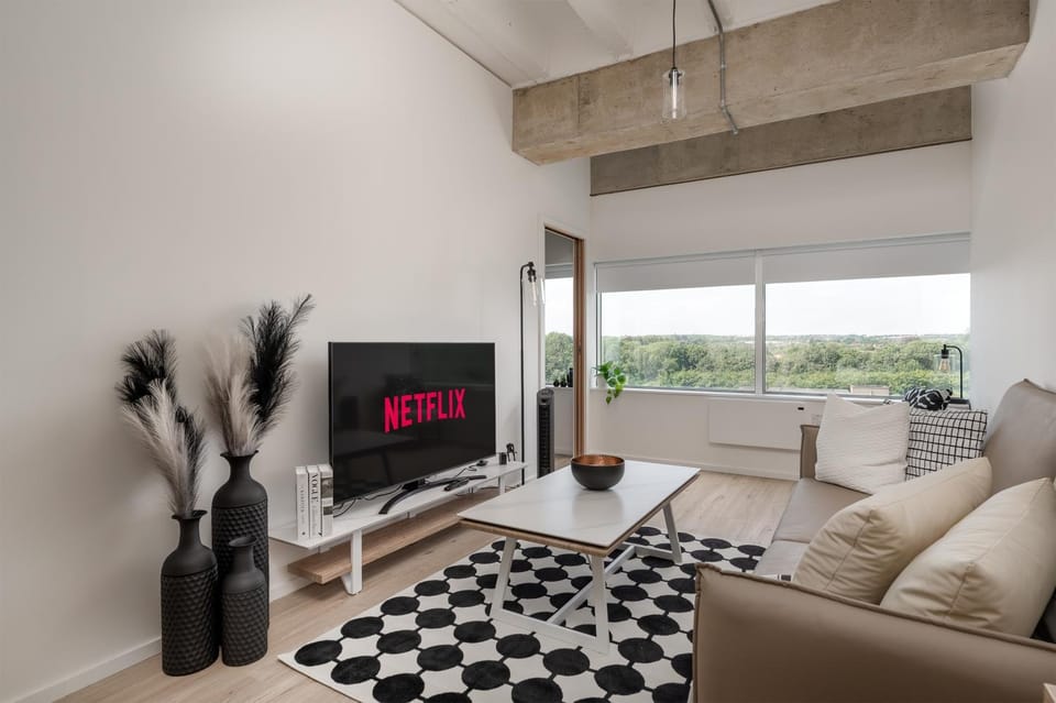 TV and multimedia, Living room, Seating area, Evening entertainment