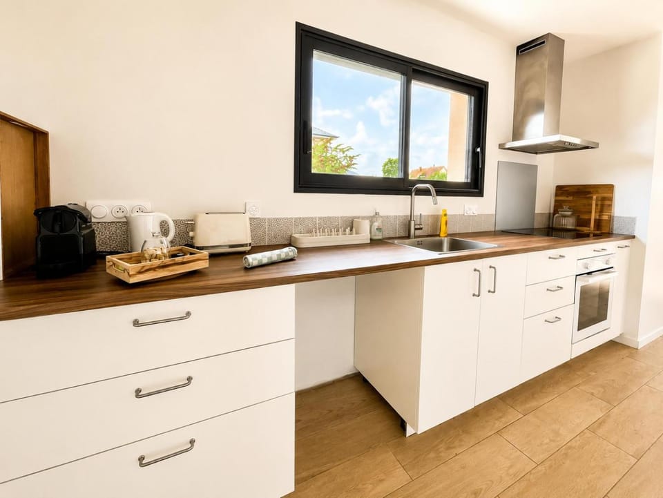 Kitchen or kitchenette, dishwasher, stove
