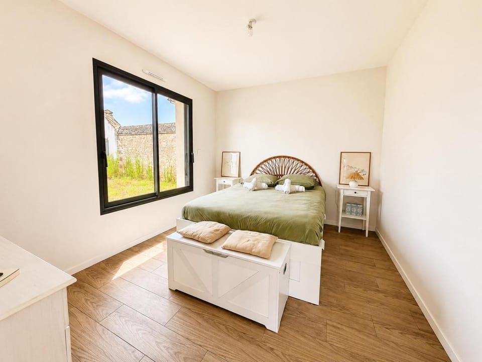 Bed, Photo of the whole room, Bedroom, towels