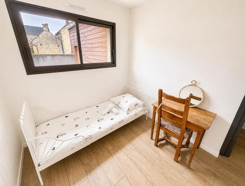 Photo of the whole room, cot