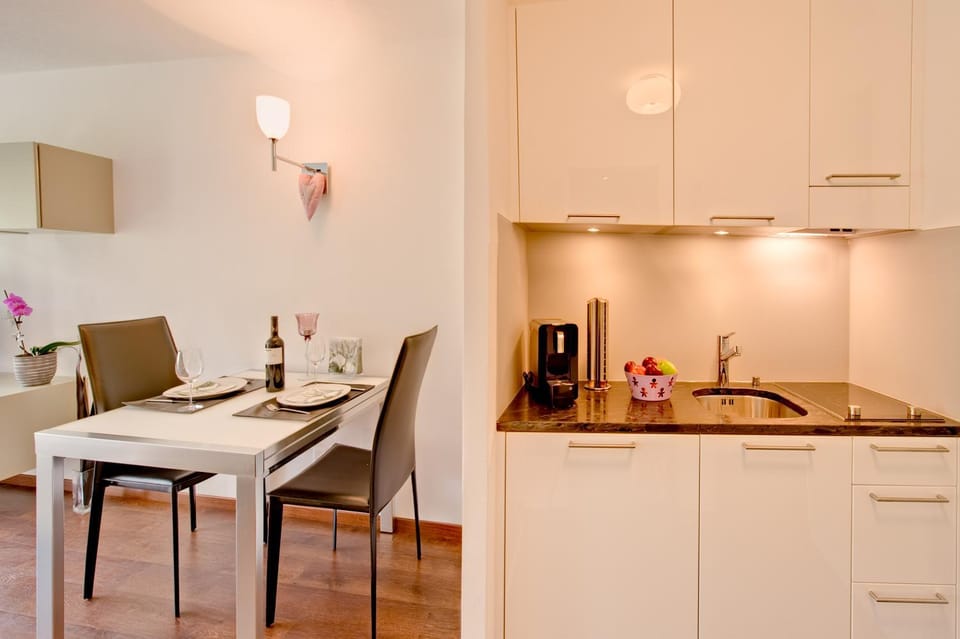 Day, Coffee/tea facilities, Photo of the whole room, Decorative detail, Decorative detail, Seating area, Dining area, On site