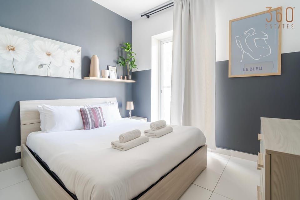 Bed, Photo of the whole room, towels