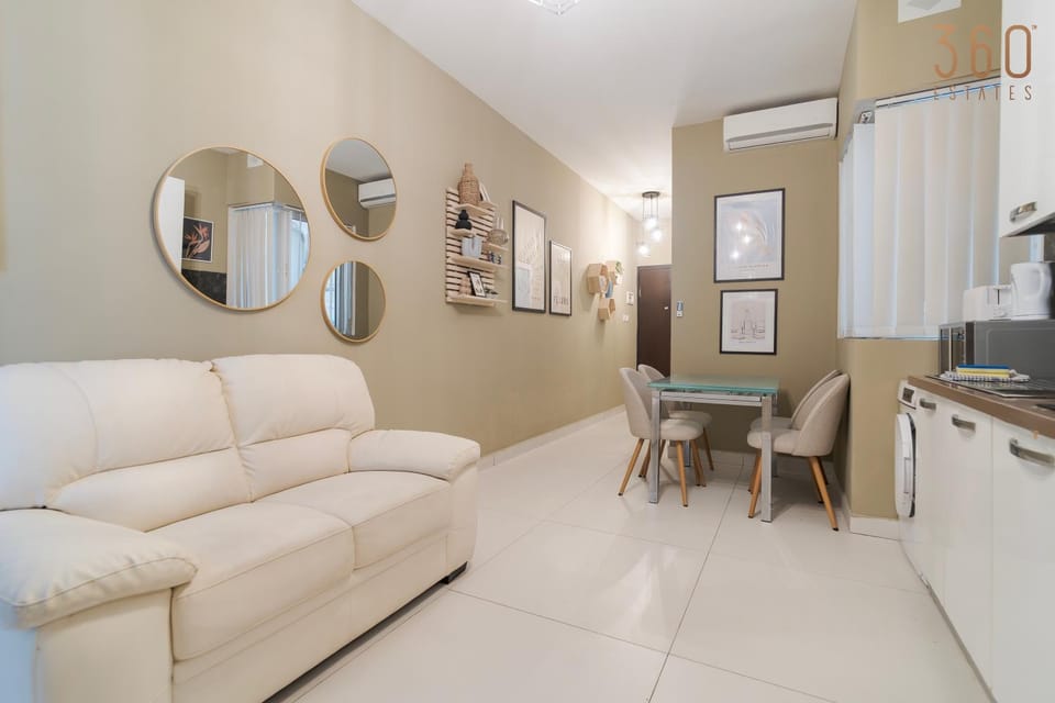 Kitchen or kitchenette, Living room, Seating area, Dining area, minibar, air conditioner