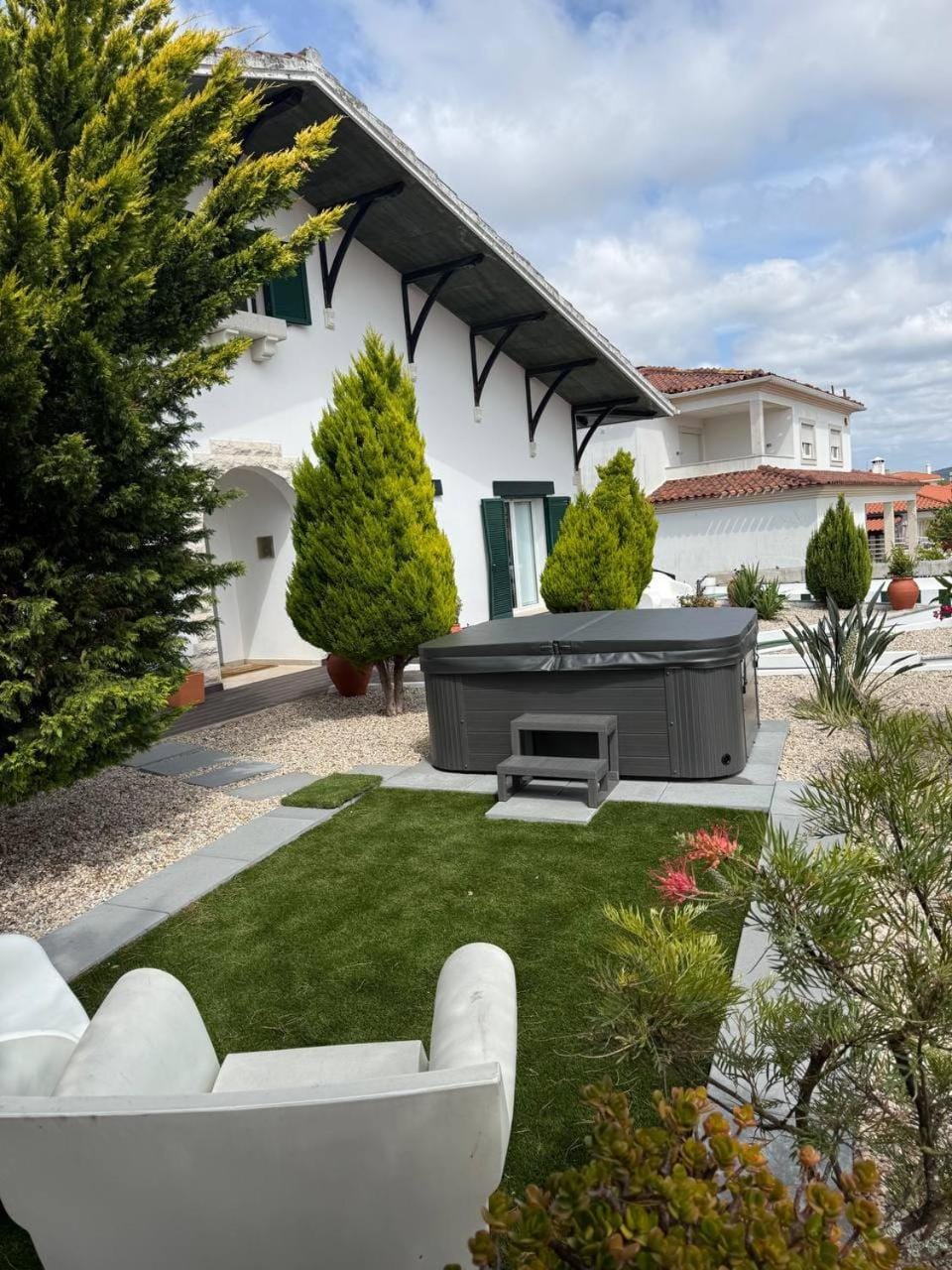 Property building, Patio, Spring, Hot Tub, Garden view