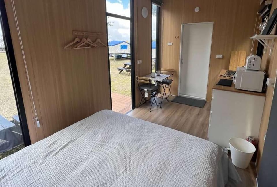 Bed, Kitchen or kitchenette, Bedroom
