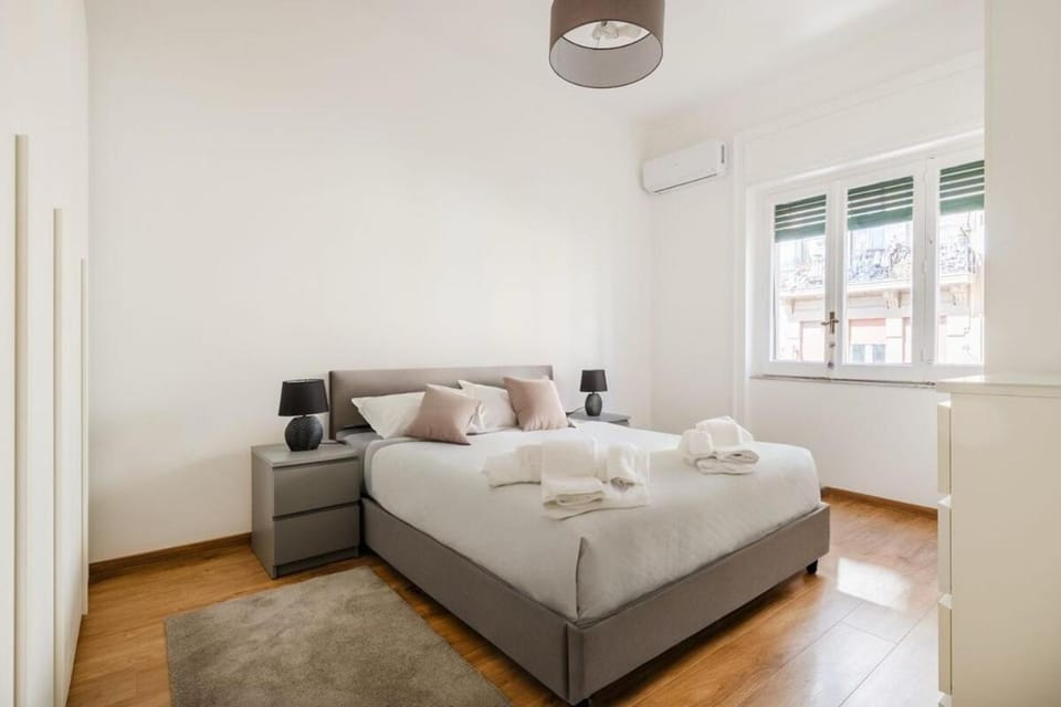 Bed, Photo of the whole room, Bedroom, towels, air conditioner