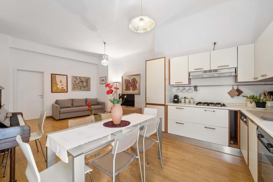Central Milan Apartment - 10 min Duomo Apartment in Milan