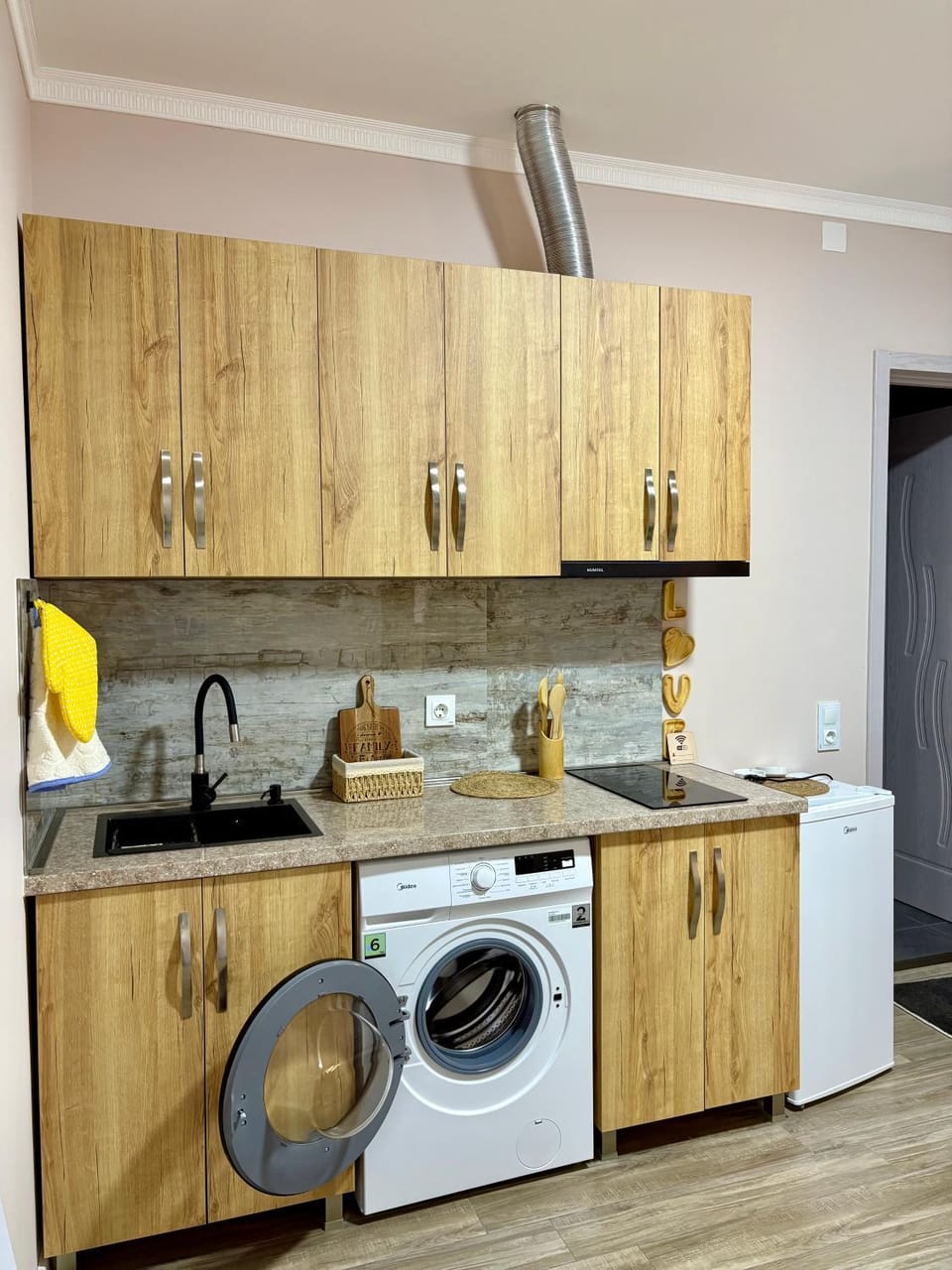 Kitchen or kitchenette, washing machine