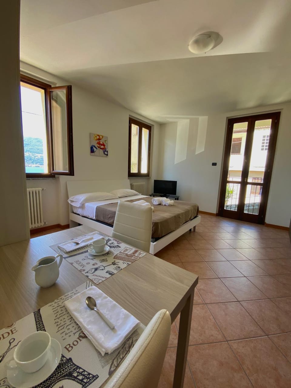 Bed, TV and multimedia, Living room, Photo of the whole room, Seating area, Dining area, Bedroom, internet