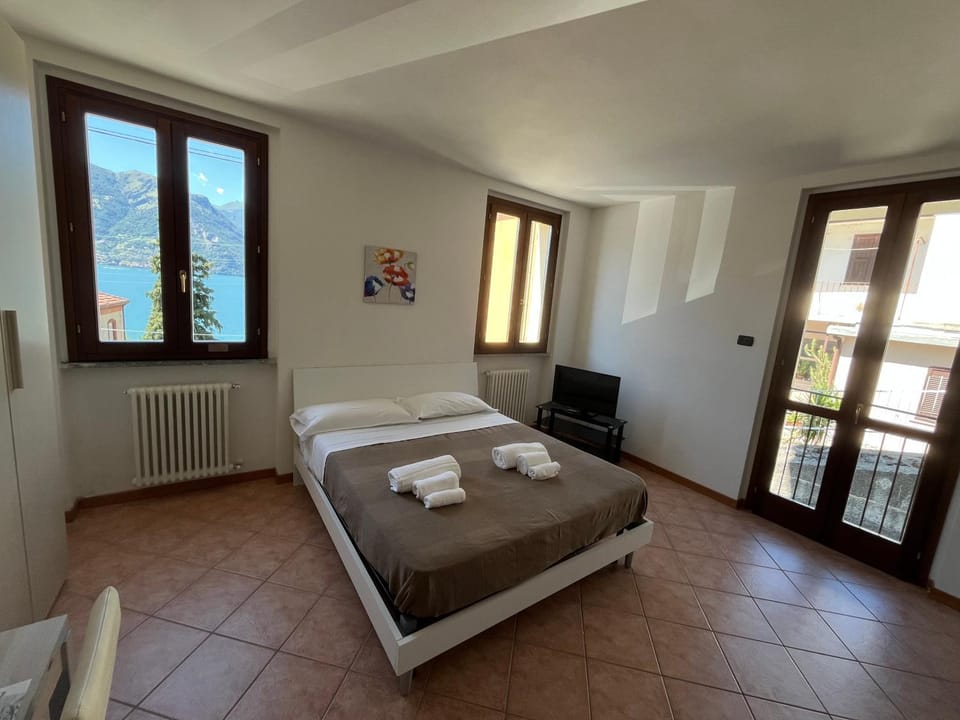 Bed, TV and multimedia, Photo of the whole room, Bedroom, internet, towels