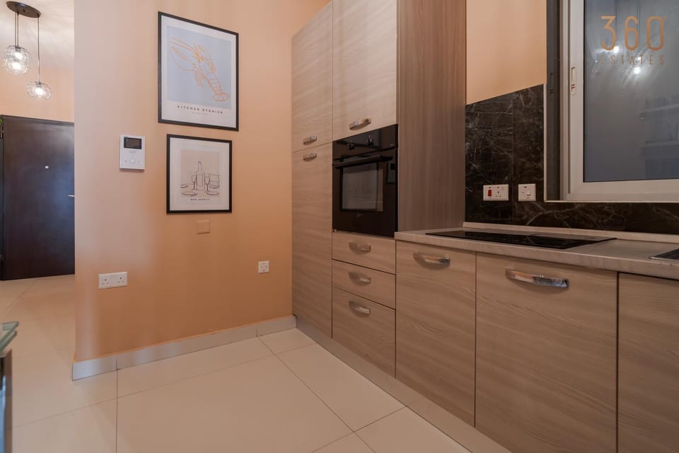 Kitchen or kitchenette, minibar, stove
