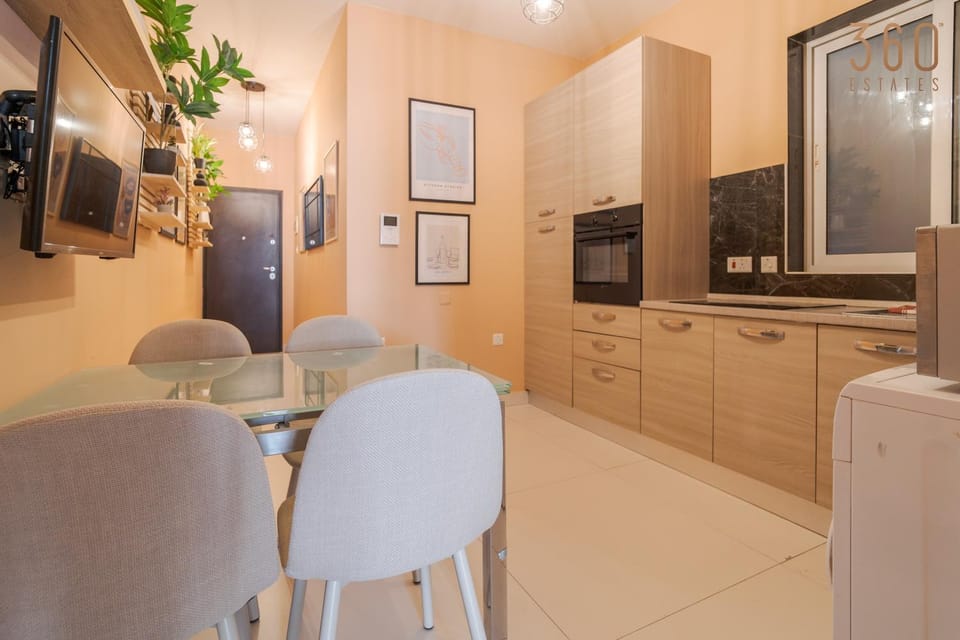 TV and multimedia, Kitchen or kitchenette, Dining area, minibar, oven, pet friendly, stove