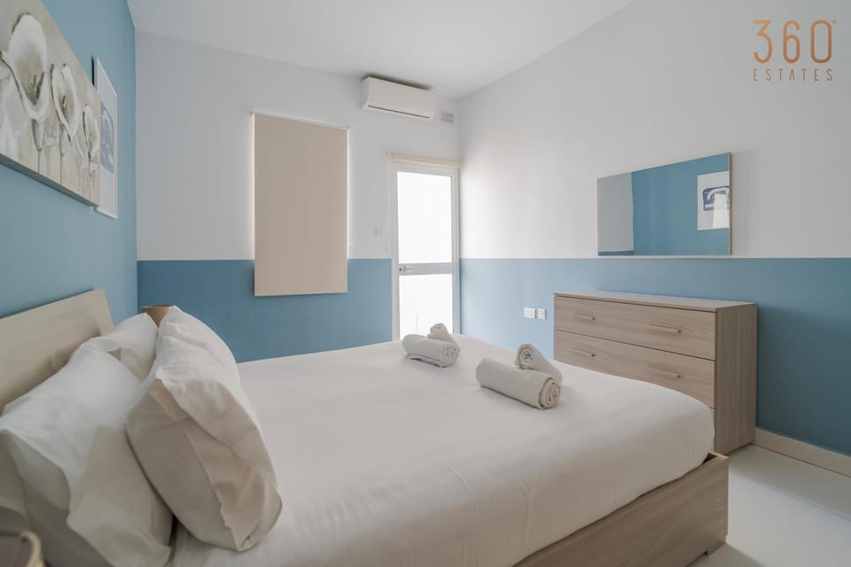 Bed, Photo of the whole room, Bedroom, towels, air conditioner