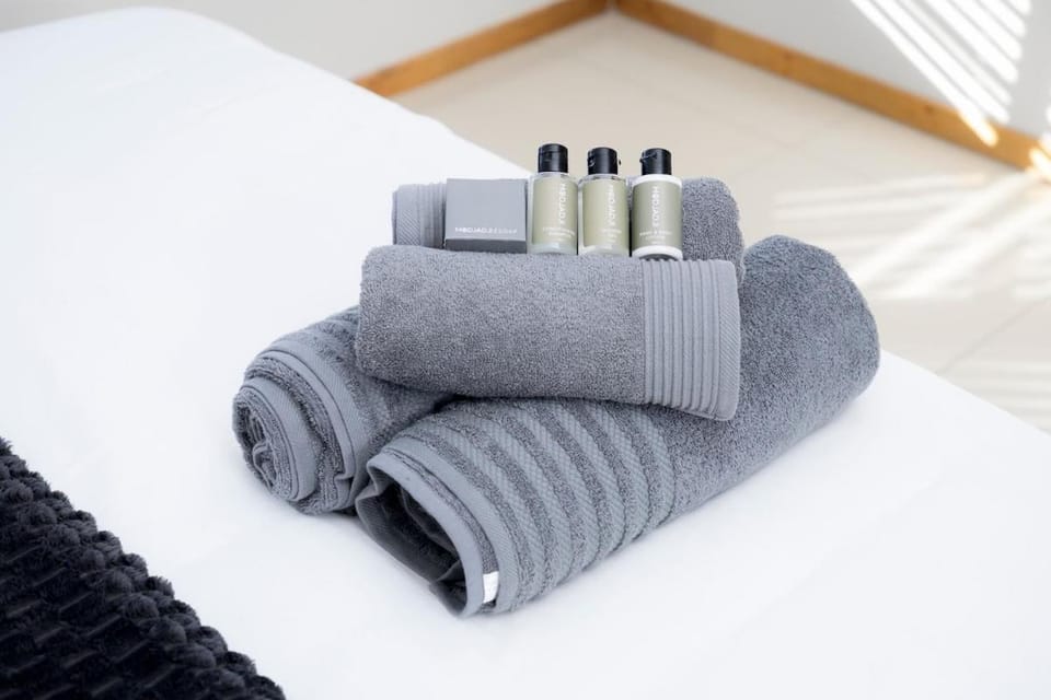 Bed, Bedroom, towels
