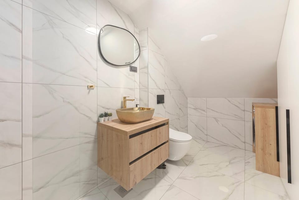 Toilet, Bathroom, Decorative detail, heating, towels