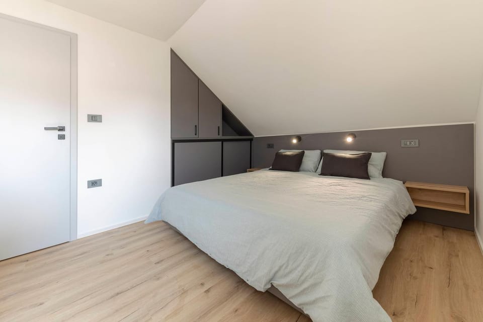 Bed, Photo of the whole room, Decorative detail, Bedroom, heating, wardrobe, air conditioner