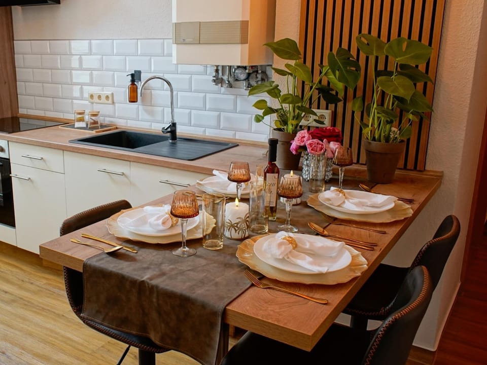 Coffee/tea facilities, Kitchen or kitchenette, Decorative detail, Dining area, dishwasher, oven, stove