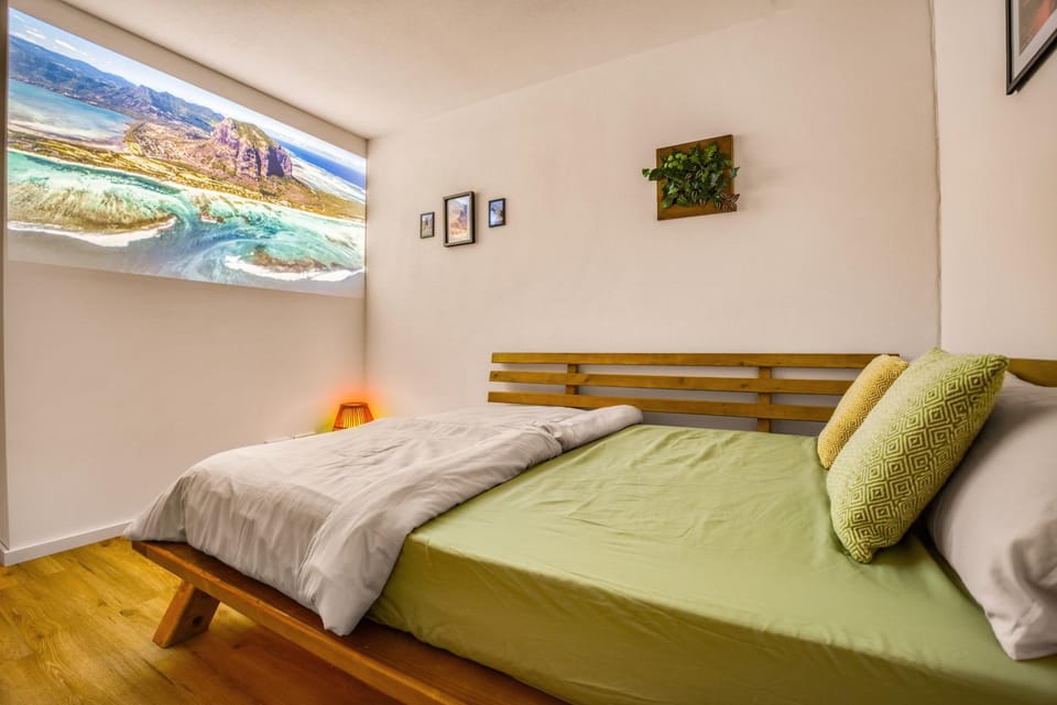 Bed, TV and multimedia, Living room