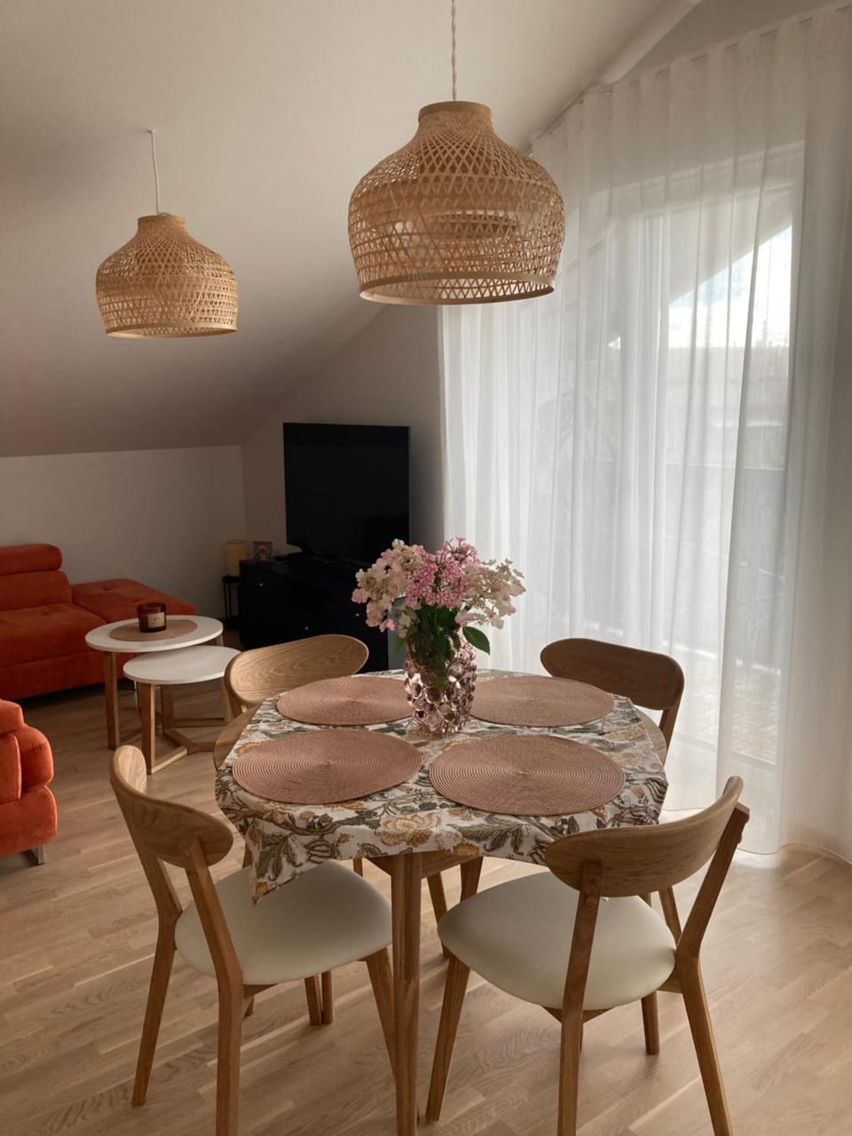 Communal lounge/ TV room, TV and multimedia, Living room, Seating area, Dining area