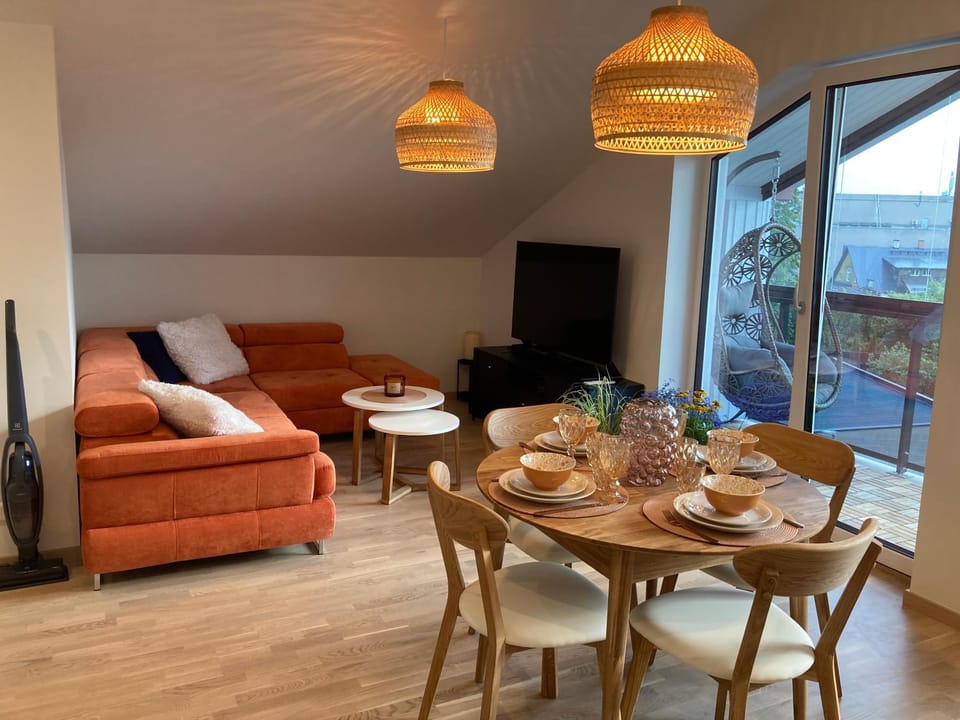 TV and multimedia, Living room, Seating area, Dining area