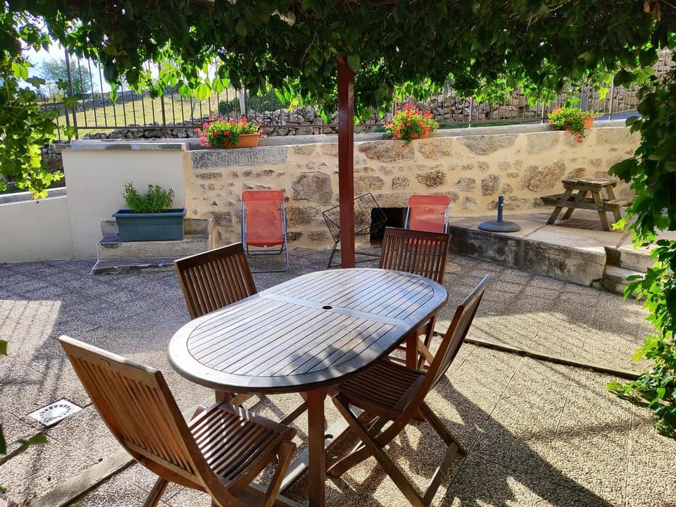 GITE RURAL RECENT avec GRANDE TERRASSE House in Auvergne-Rhône-Alpes