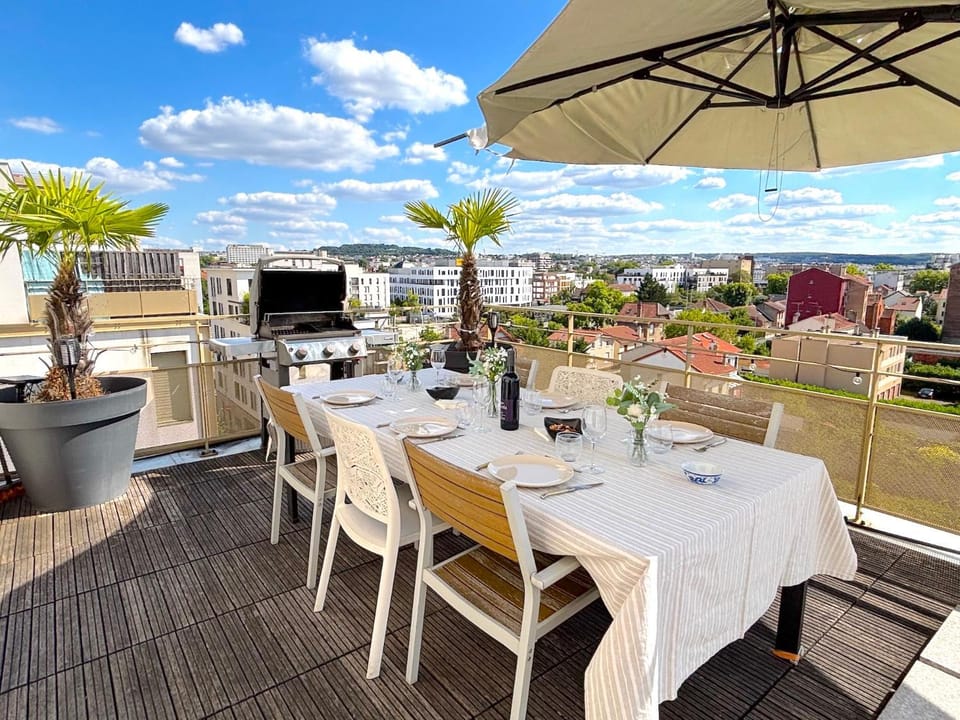 Property building, Patio, Communal lounge/ TV room, Day, TV and multimedia, View (from property/room), Balcony/Terrace, Evening entertainment