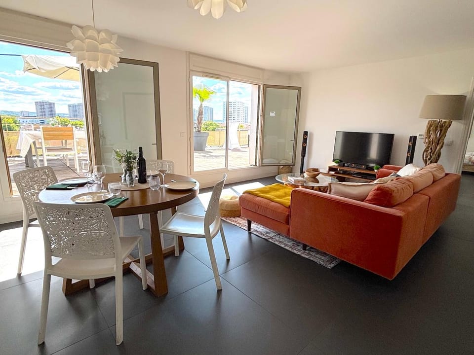 Communal lounge/ TV room, TV and multimedia, Living room, Seating area, Dining area, Evening entertainment